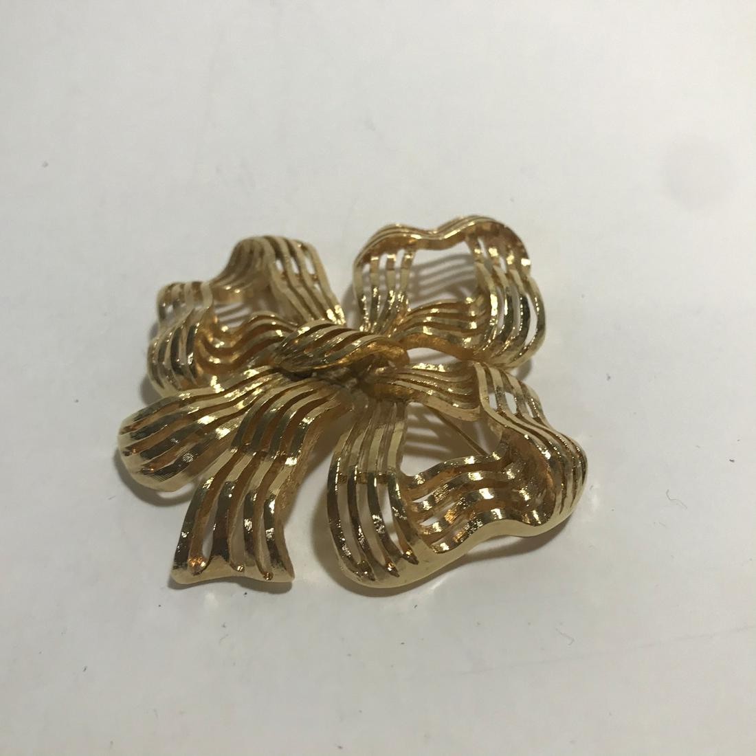 Vintage Monet Goldtone Brooch Nice! Signed: Vintage Monet Goldtone Brooch Nice! Signed Please view all photos as they are part of the description and condition of this Item, Feel free to contact me with questions or picture requests!. Used Item