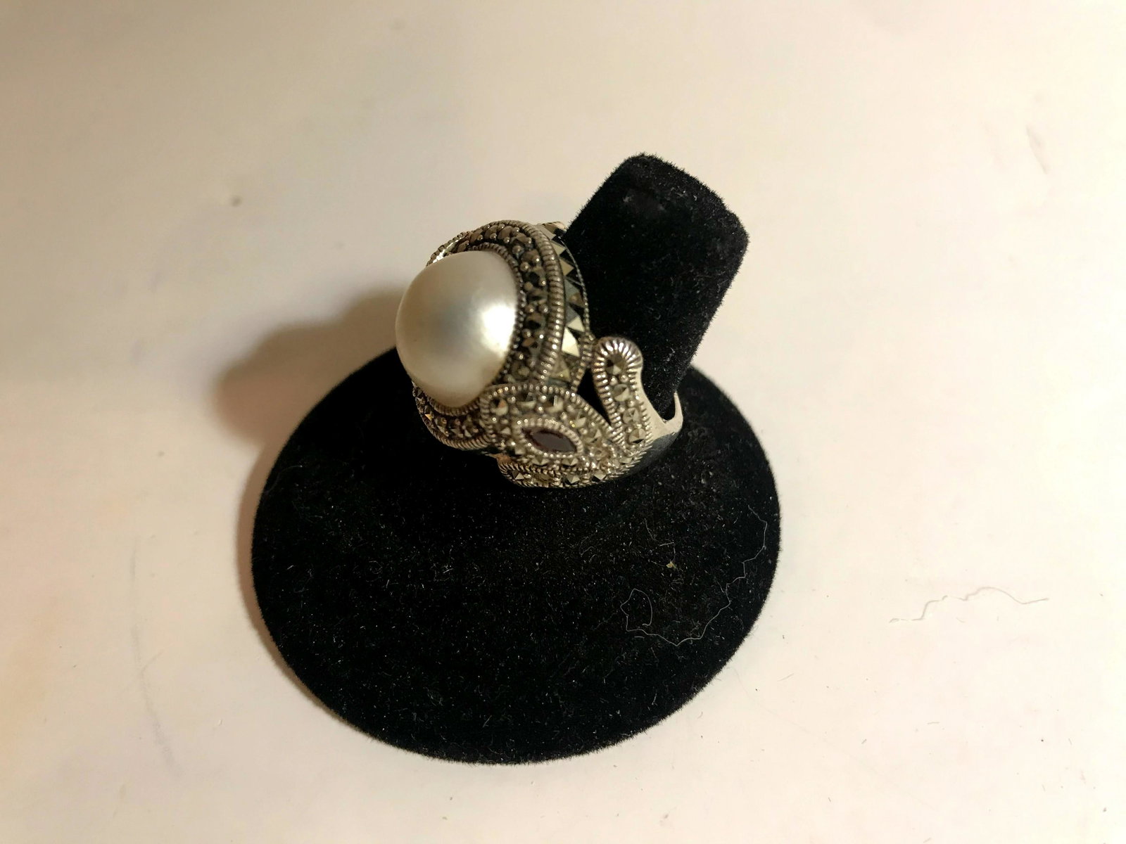 Nice Sterling Pearl Marcasite ring: Nice Sterling Pearl Marcasite ring 6 3/4 size Please view all photos as they are part of the description and condition of this Item, Feel free to contact me with questions or picture requests Used Ite