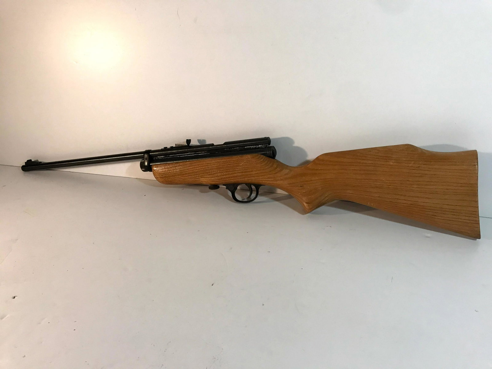 Crosman Model 180 22 Caliber CO2 Pellgun: Crosman Arms Co Wood Stock Model 180 22 Caliber CO2 Pellgun 2nd Variant Rifle Please view all photos as they are part of the description and condition of this Item, Feel free to contact me with questi