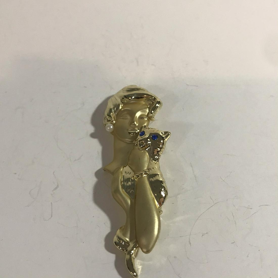 Beautiful Gold Tone Lady Holding A Blue Eyed Cat Brooch: Beautiful Gold Tone Lady Holding A Blue Eyed Cat Brooch Please view all photos as they are part of the description and condition of this Item, Feel free to contact me with questions or picture request