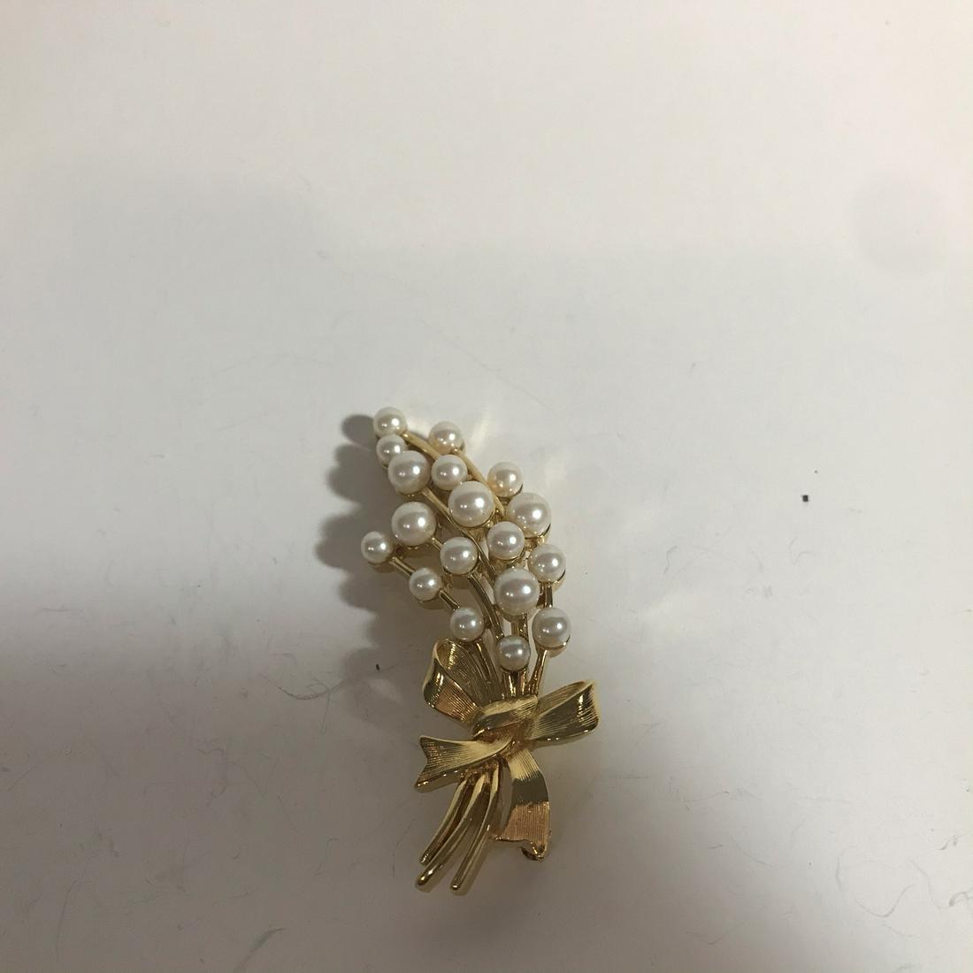 Vintage Monet Goldtone & Pearl Brooch: Vintage Monet Goldtone & Pearl Brooch Please view all photos as they are part of the description and condition of this Item, Feel free to contact me with questions or picture requests Used Item AS IS