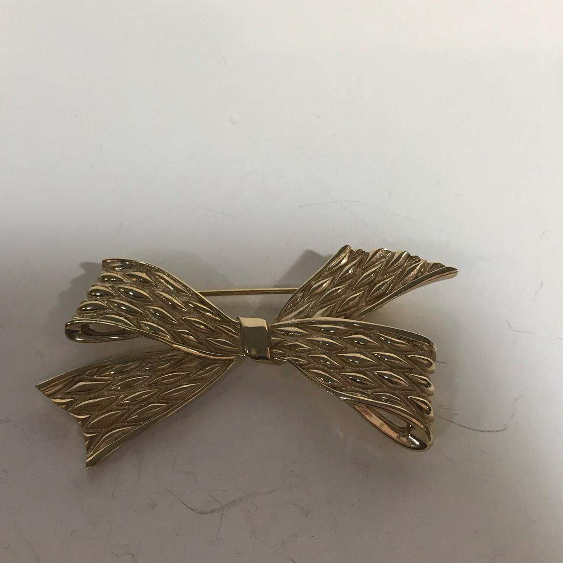 Vintage Signed Trifari Gold Tone 2 Loop Ribbon Bow Tie: Vintage Signed Trifari Gold Tone 2 Loop Ribbon Bow Tie Pin Brooch Please view all photos as they are part of the description and condition of this Item, Feel free to contact me with questions or pictu