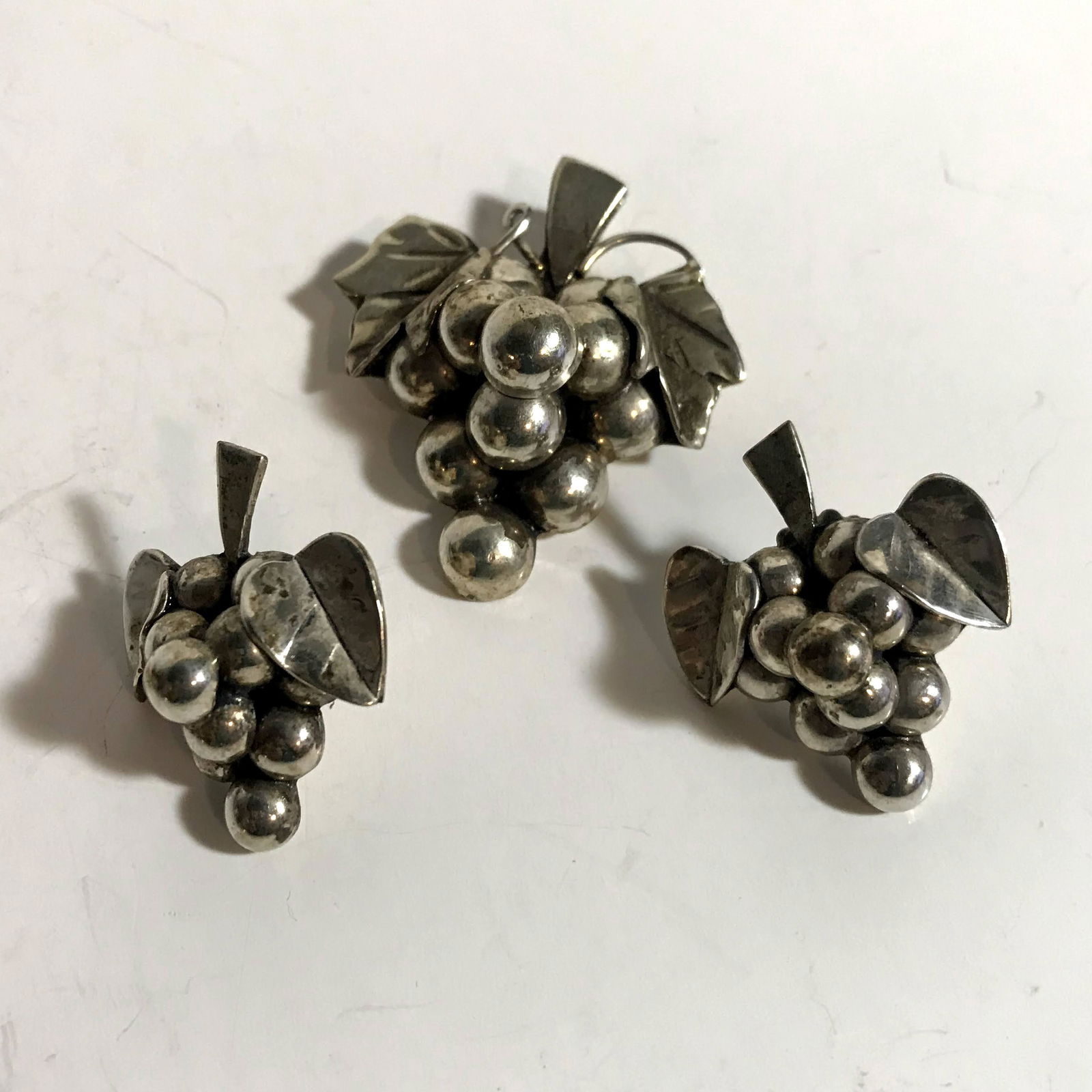Vintage Sterling Silver Earrings & Pin 925 Grape: Vintage Sterling Silver Earrings & Pin 925 Grape Cluster Design miss match backs Please view all photos as they are part of the description and condition of this Item, Feel free to contact me with que