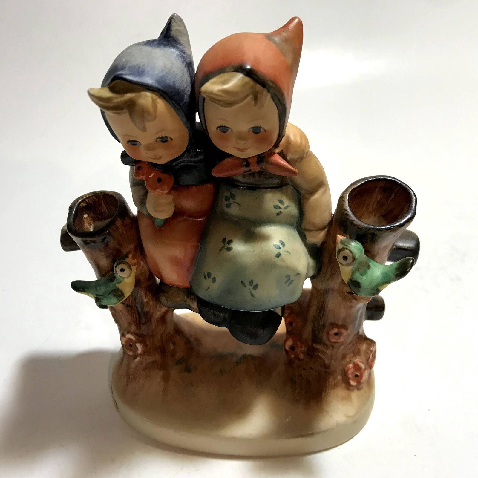 Vintage Goebel Hummel Figurine Coquettes 179: Vintage Goebel Hummel Figurine Coquettes 179 Please view all photos as they are part of the description and condition of this Item, Feel free to contact me with questions or picture requests Used Item