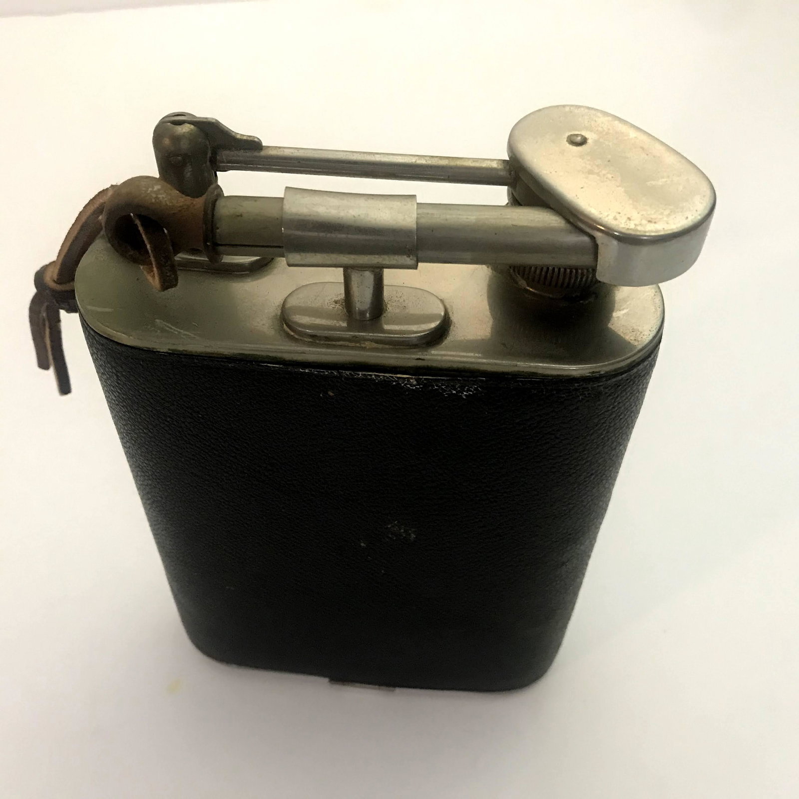 vintage whisky flask Canteen: vintage whisky flask Canteen Please view all photos as they are part of the description and condition of this Item, Feel free to contact me with questions or picture requests Used Item AS IS