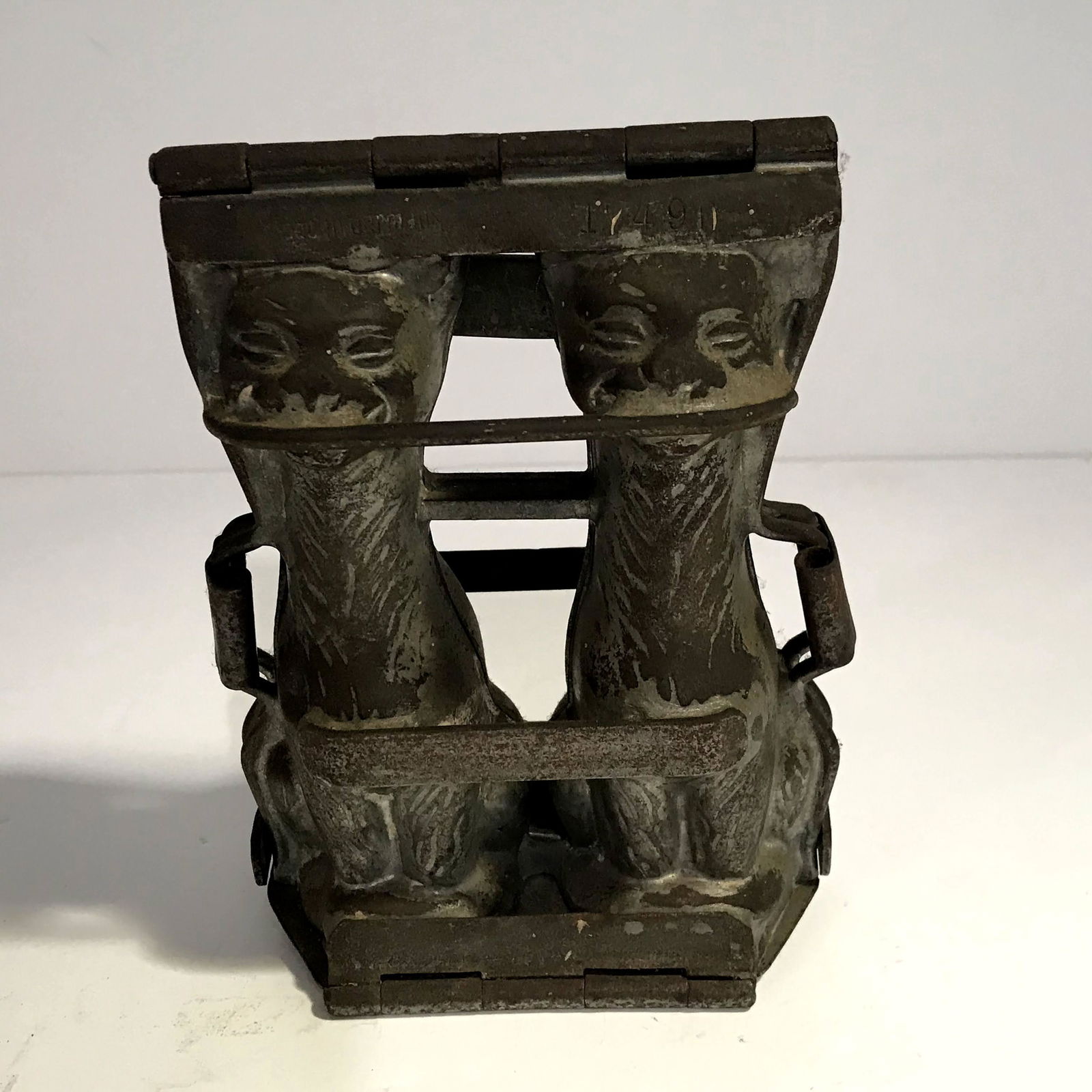 Antique Double Chocolate Mold Cat Anton Reiche Hinged: Antique Double Chocolate Mold Cat Anton Reiche Hinged Germany Mold Please view all photos as they are part of the description and condition of this Item, Feel free to contact me with questions or pict