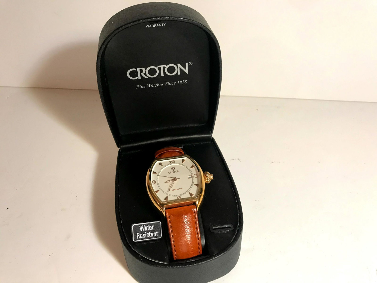 Nice Automatic Croton leather Watch: Nice Working Automatic Croton leather Watch Please view all photos as they are part of the description and condition of this Item, Feel free to contact me with questions or picture requests Used Item 