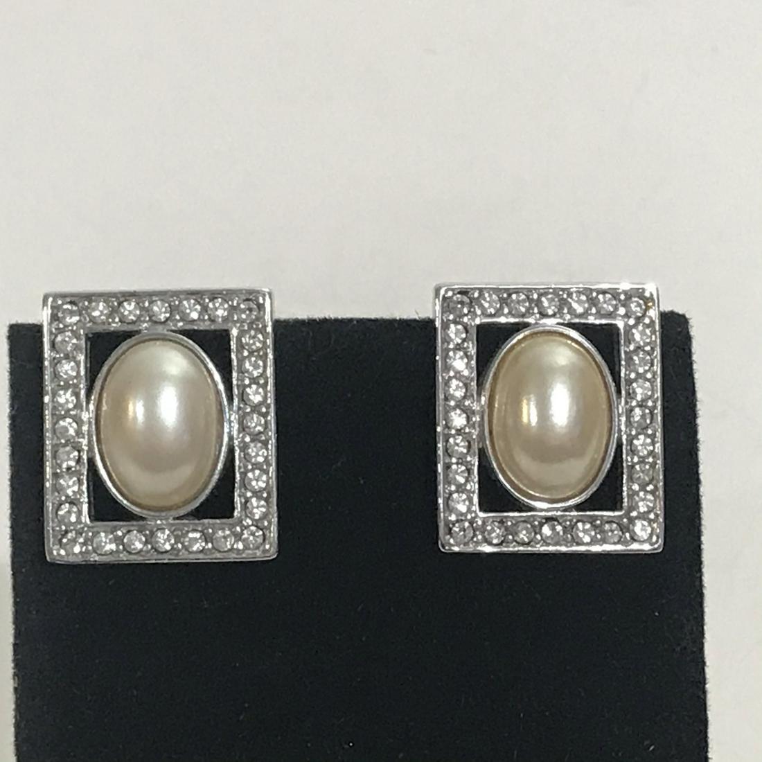 Vintage Earrings Monet Center Pearl Rhinestone Earrings: Vintage Earrings Monet Center Pearl Rhinestone Earrings Please view all photos as they are part of the description and condition of this Item, Feel free to contact me with questions or picture request