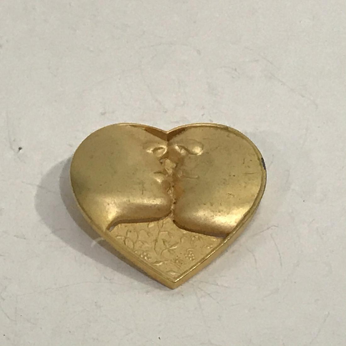 Nice Vintage JJ Heart Kissing Brass Brooch: Nice Vintage JJ Heart Kissing Brass Brooch Please view all photos as they are part of the description and condition of this Item, Feel free to contact me with questions or picture requests!