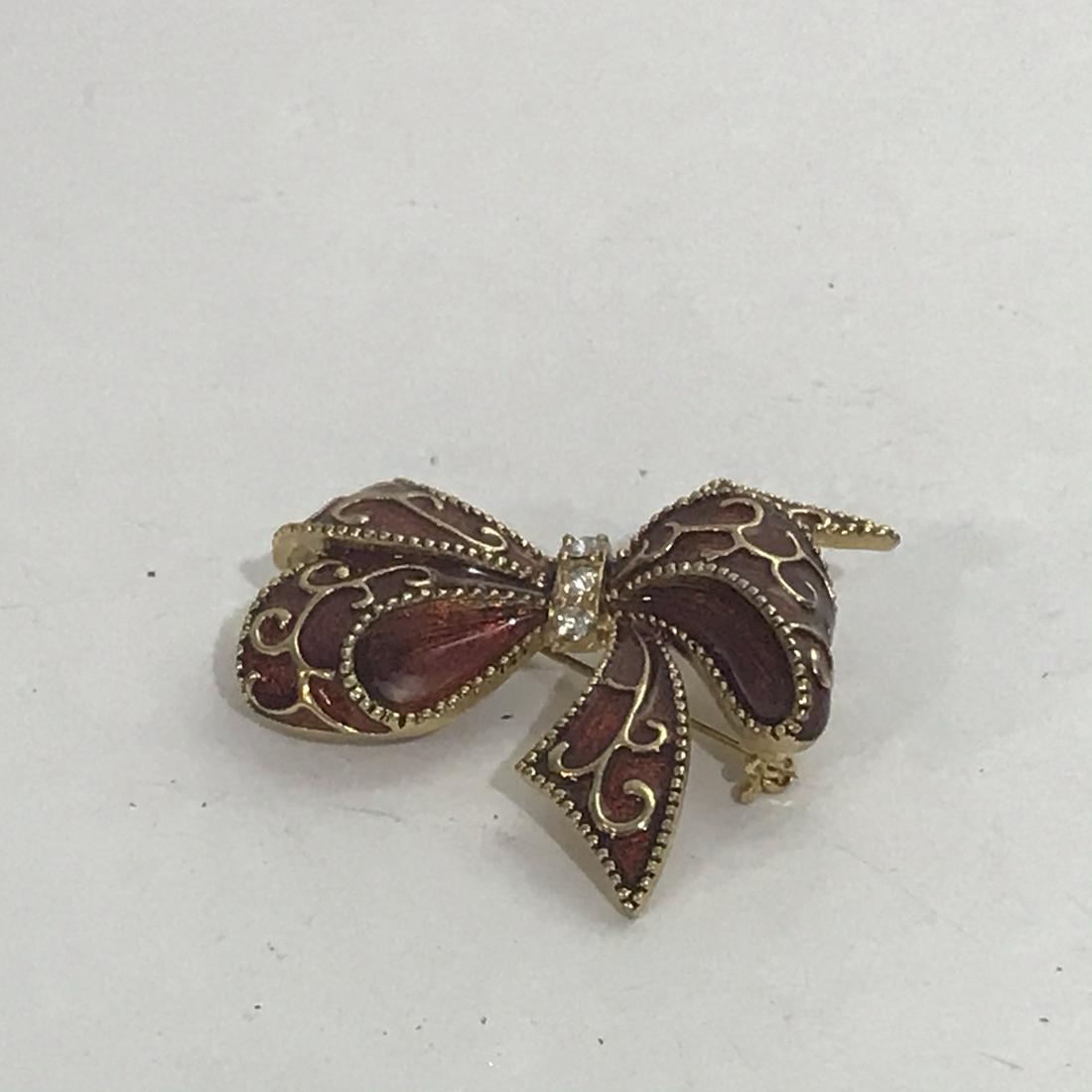 Nice Vintage Monet Enameled Bow Brooch: Nice Vintage Monet Enameled Bow Brooch Please view all photos as they are part of the description and condition of this Item, Feel free to contact me with questions or picture requests!