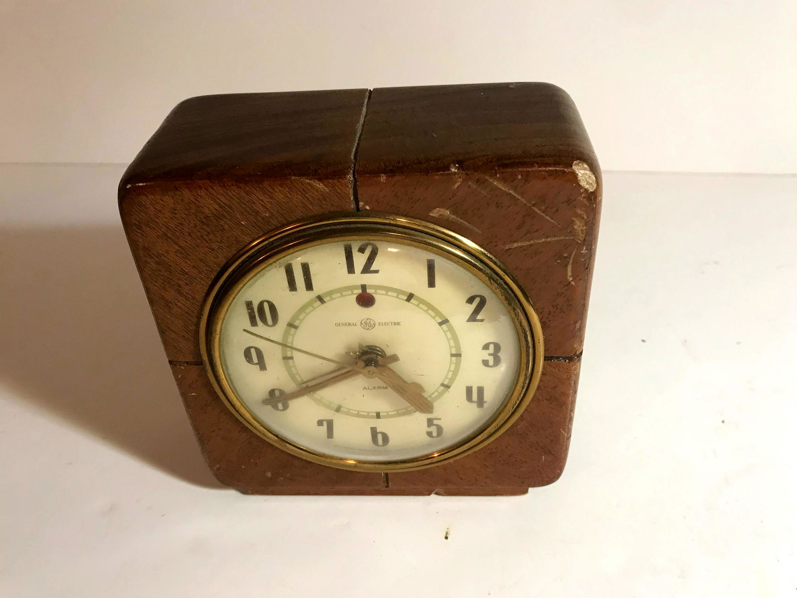 Vintage GE Alarm Clock 7H140 Red Eye: working Vintage General Electric GE Alarm Clock 7H140 The Delegate 40's Red Eye Nice vintage General Electric Clock Please view all photos as they are part of the description and condition of this Ite