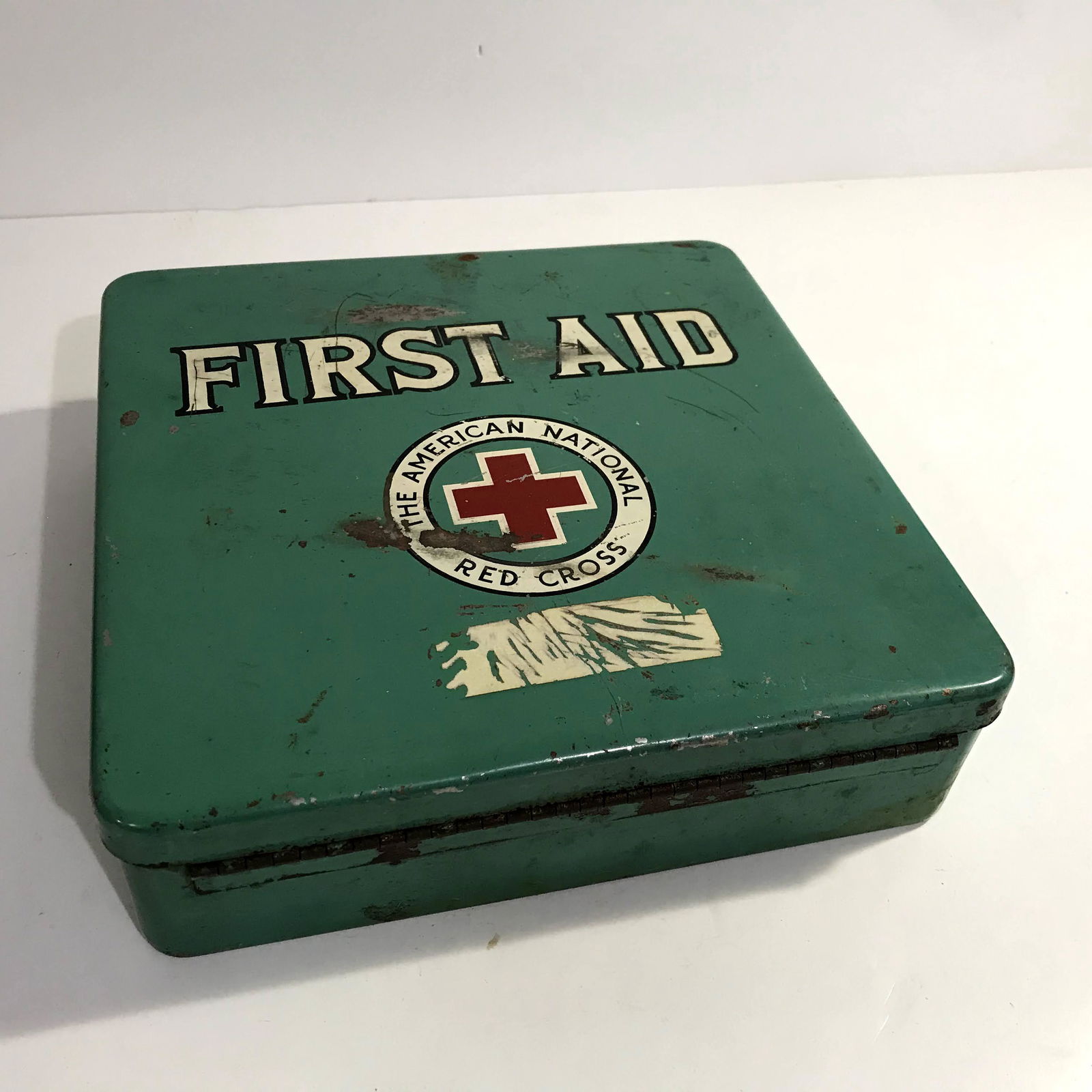 Vintage American Red Cross First Aid Wall Kit Green: Vintage American Red Cross First Aid Wall Kit Green Metal Case with contents Please view all photos as they are part of the description and condition of this Item, Feel free to contact me with questio