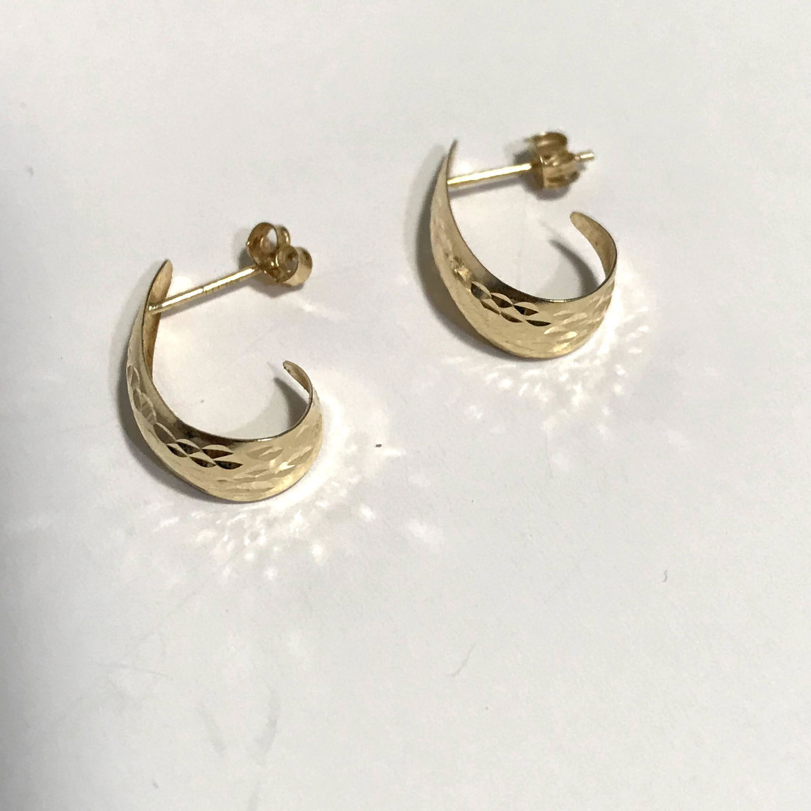 14k Yellow Gold J-Hoop Back Post Earrings 3/4": 14k Yellow Gold J-Hoop Back Post Earrings 3/4" Please view all photos as they are part of the description and condition of this Item, Feel free to contact me with questions or picture requests Used It