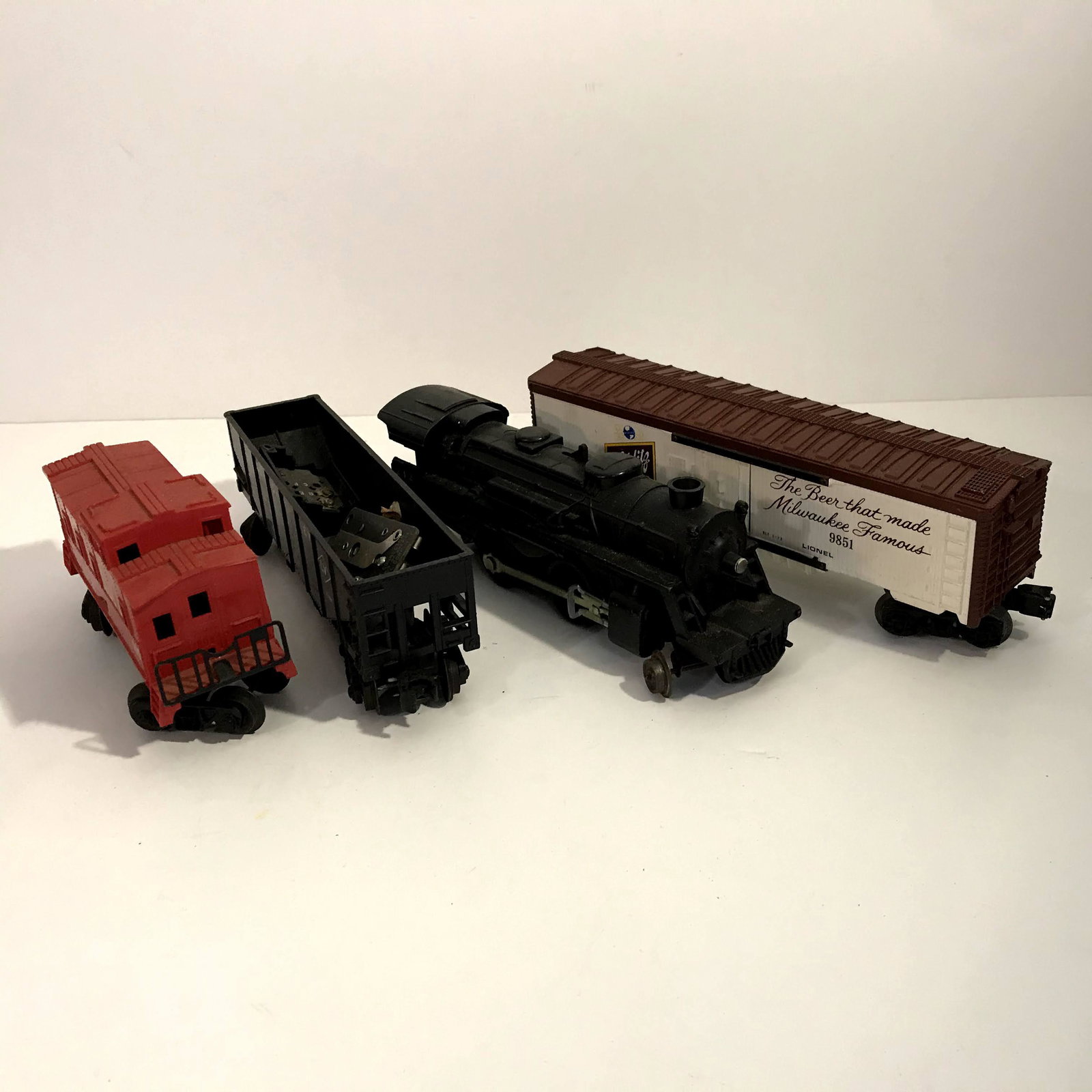 Lot of 4 Train Cars HO Scale: Lot of 4 Train Cars HO Scale Please view all photos as they are part of the description and condition of this Item, Feel free to contact me with questions or picture requests Used Item AS IS