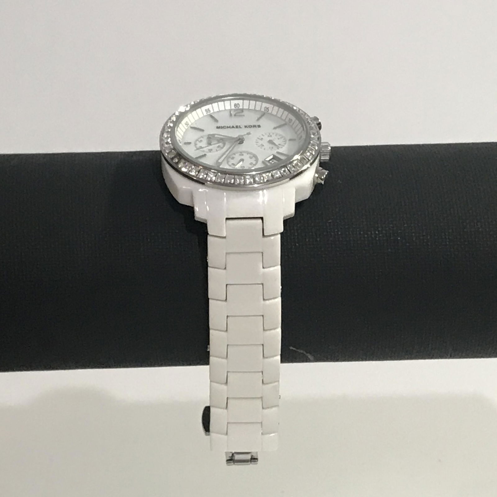 Michael Kors White Chronogroh Ladies Watch With Date: Michael Kors White On White Chronogroh Ladies Watch With Date MK-5079 Please view all photos as they are part of the description and condition of this Item, Feel free to contact me with questions or p