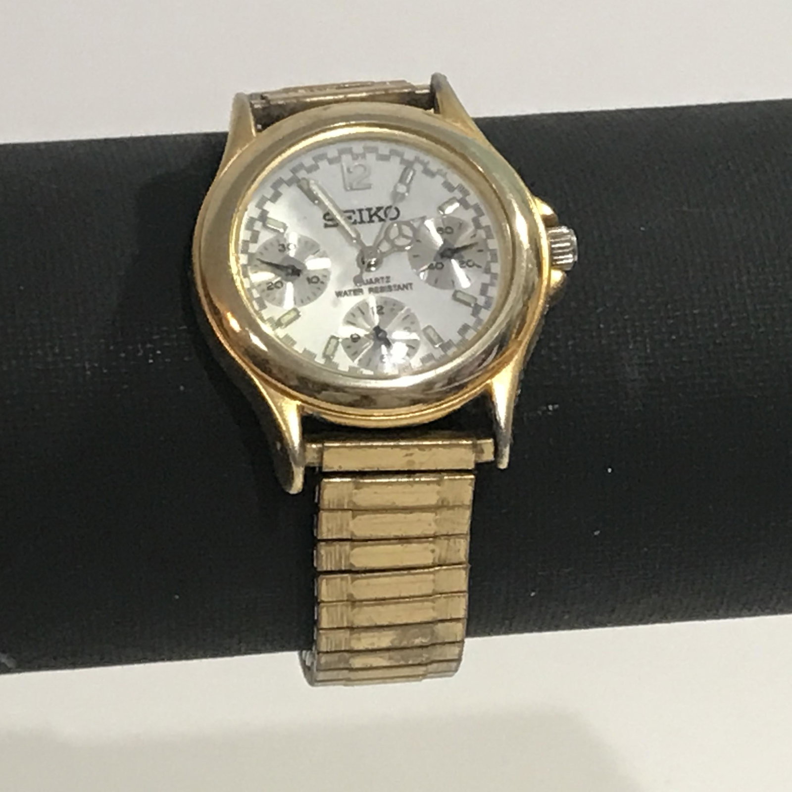 SEIKO Chronograph Quartz Mens Watch: SEIKO Chronograph Quartz Mens Watch Please view all photos as they are part of the description and condition of this Item, Feel free to contact me with questions or picture requests Used Item AS IS