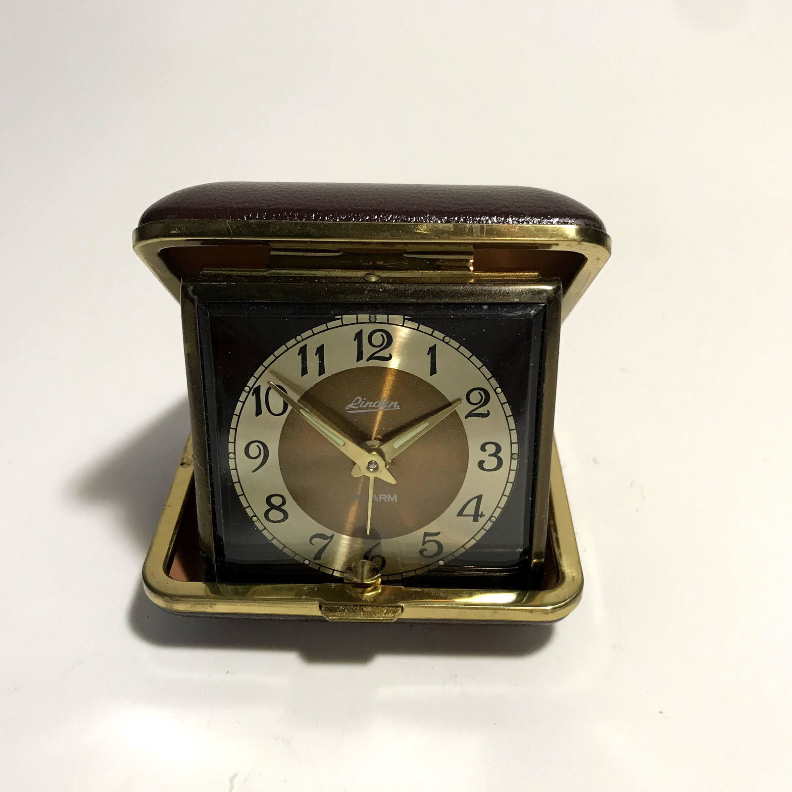 Vintage Linden Travel Alarm Clock Lighted Dial: Vintage Linden Travel Alarm Clock Lighted Dial Made in Japan - Works Linden travel alarm clock Please view all photos as they are part of the description and condition of this Item, Feel free to conta
