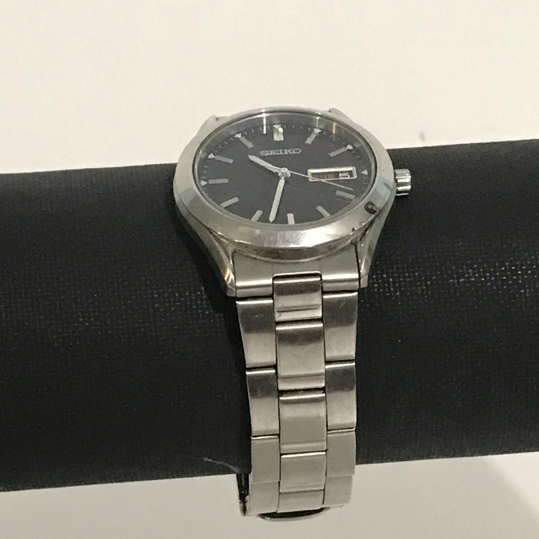 Vintage Seiko Men's Wrist Watch Running Order: Vintage Seiko Men's Wrist Watch Running Order Please view all photos as they are part of the description and condition of this Item, Feel free to contact me with questions or picture requests Used Ite
