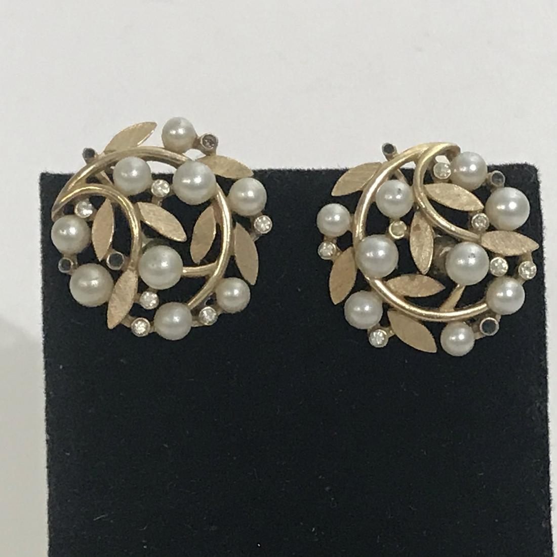 Earrings Trifari Goldtone Clip on Pearl Earrings: Earrings Trifari Goldtone Clip on Pearl Earrings Please view all photos as they are part of the description and condition of this Item, Feel free to contact me with questions or picture requests!