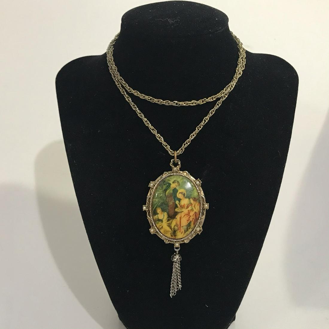 Nice Vintage Goldtone Pearl Glass Picture Locket: Nice Vintage Goldtone Pearl Glass Picture Locket Necklace 15" Please view all photos as they are part of the description and condition of this Item, Feel free to contact me with questions or picture r