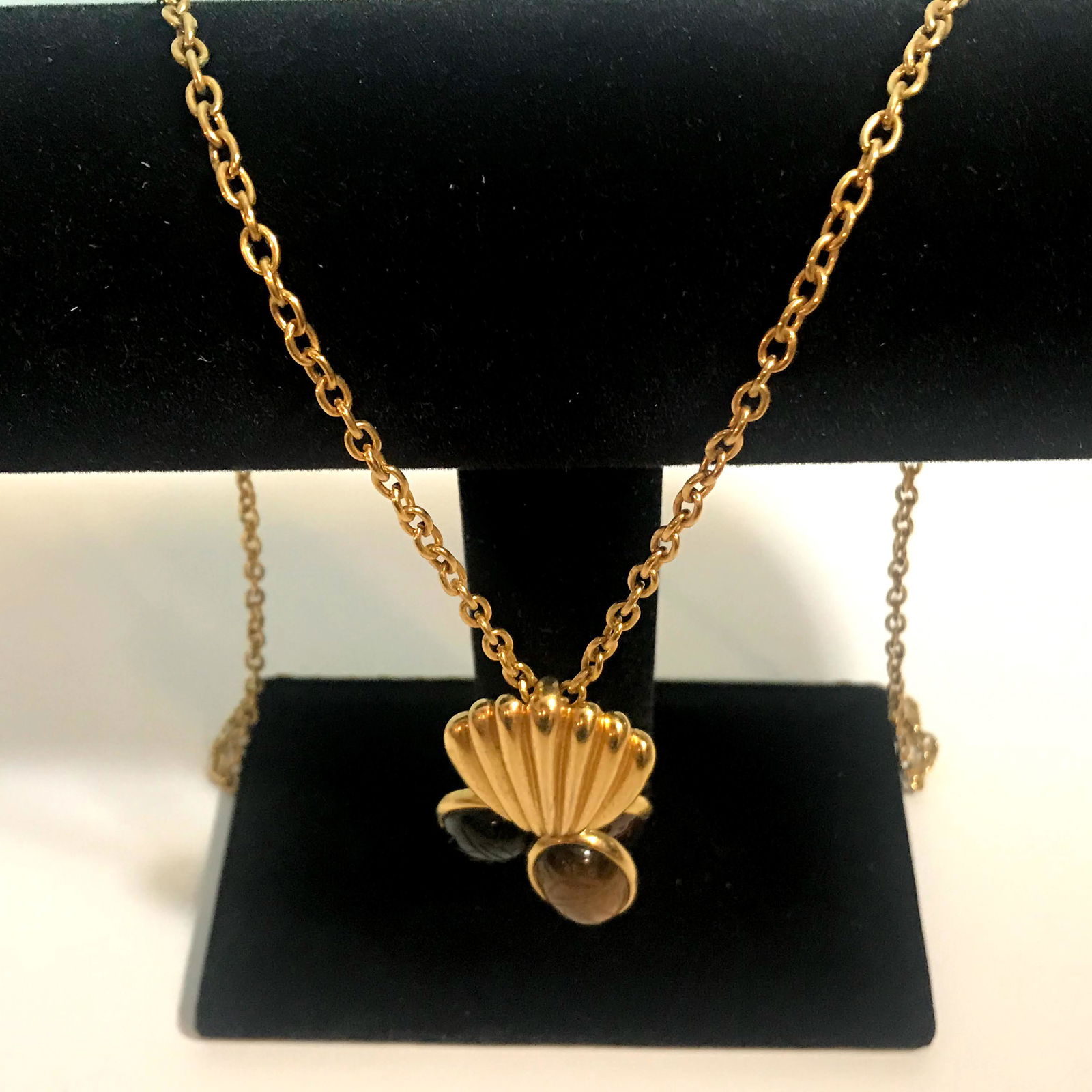 Vintage Signed W Gold Tone Tortoise Necklace: Vintage Signed W Gold Tone Tortoise Shell Necklace 14" Please view all photos as they are part of the description and condition of this Item, Feel free to contact me with questions or picture requests