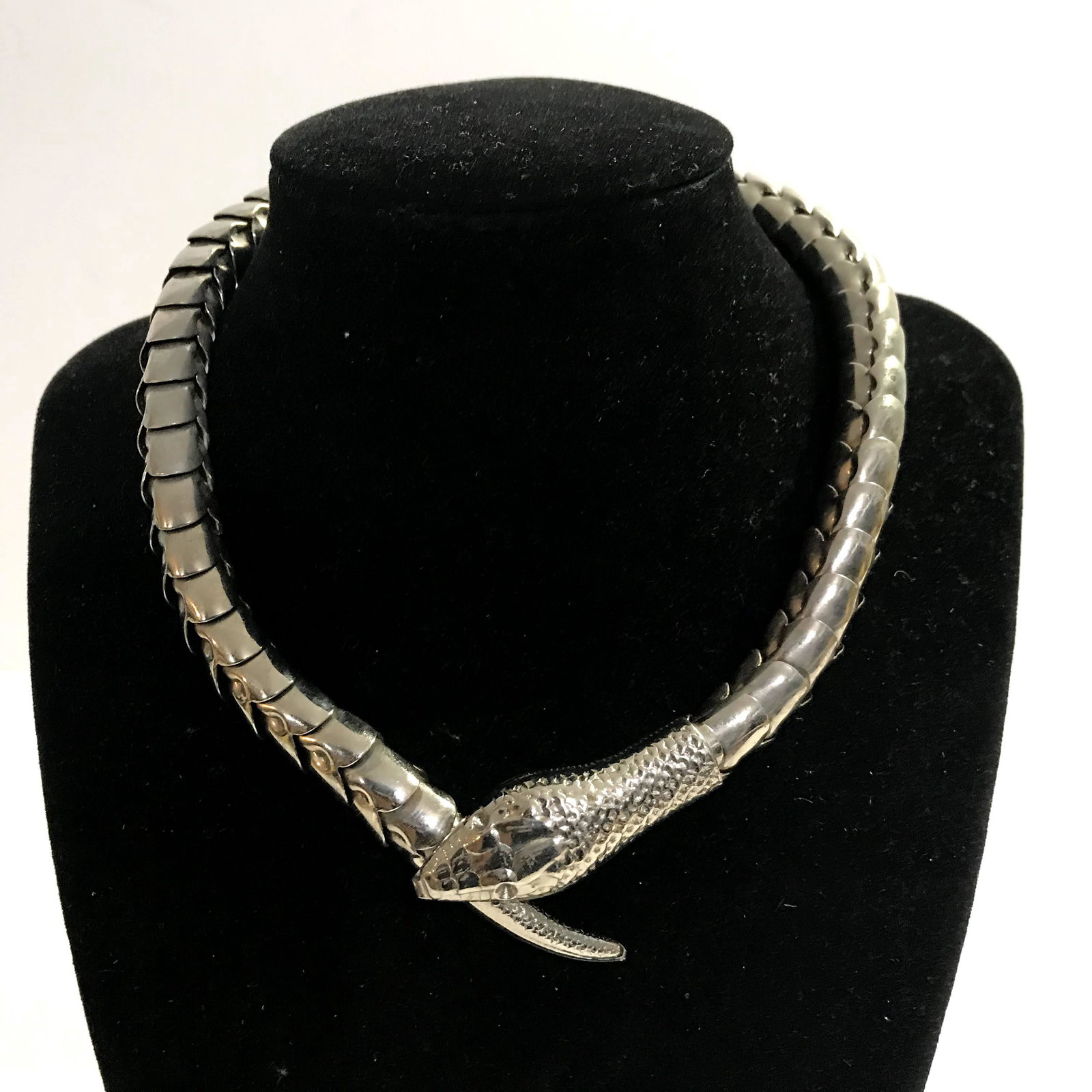 snake necklace choker Silvertone: snake necklace choker Silvertone Please view all photos as they are part of the description and condition of this Item, Feel free to contact me with questions or picture requests!