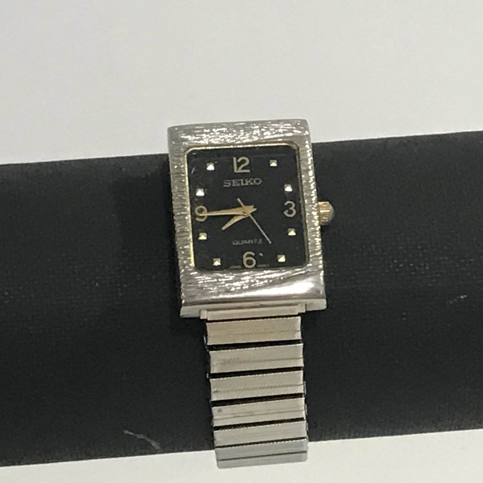 Vintage Seiko Quartz Japan 1400-7140 Watch Works: Vintage Seiko Quartz Japan 1400-7140 Watch Works Please view all photos as they are part of the description and condition of this Item, Feel free to contact me with questions or picture requests Used 