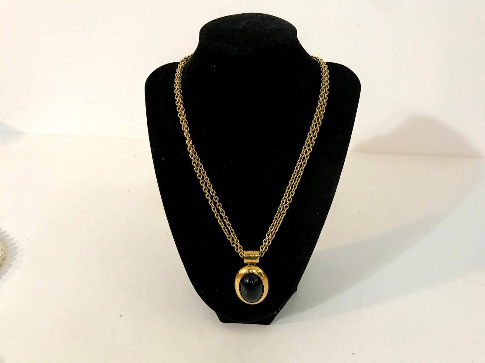 Monet Signed Vintage Necklace Pendant Long Chain Faux: Monet Signed Vintage Necklace Pendant Long Chain Faux Black Onyx Gold 18" Please view all photos as they are part of the description and condition of this Item, Feel free to contact me with questions 