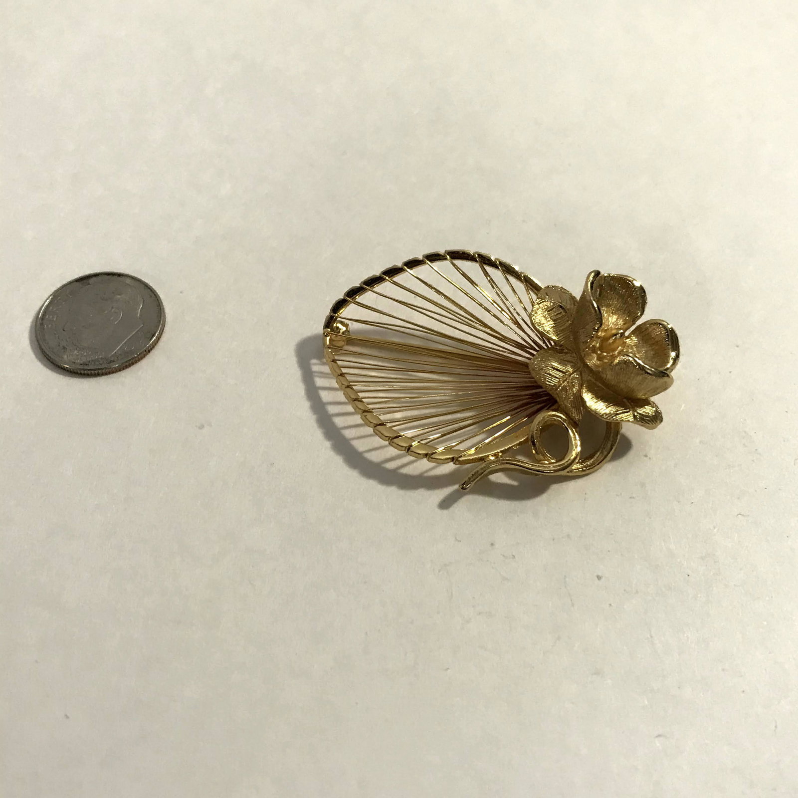Vintage Monet Signed Gold Tone Flower Brooch Pin: Vintage Monet Signed Gold Tone Flower Brooch Pin Please view all photos as they are part of the description and condition of this Item, Feel free to contact me with questions or picture requests Used 