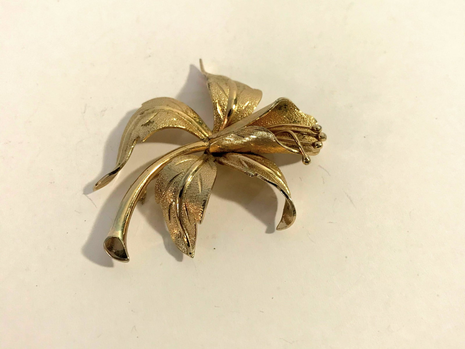 Vintage Monet Brooch Pin Signed Gold tone Flower 2 1/2": Vintage Monet Brooch Pin Signed Gold tone Flower 2 1/2" Please view all photos as they are part of the description and condition of this Item, Feel free to contact me with questions or picture request