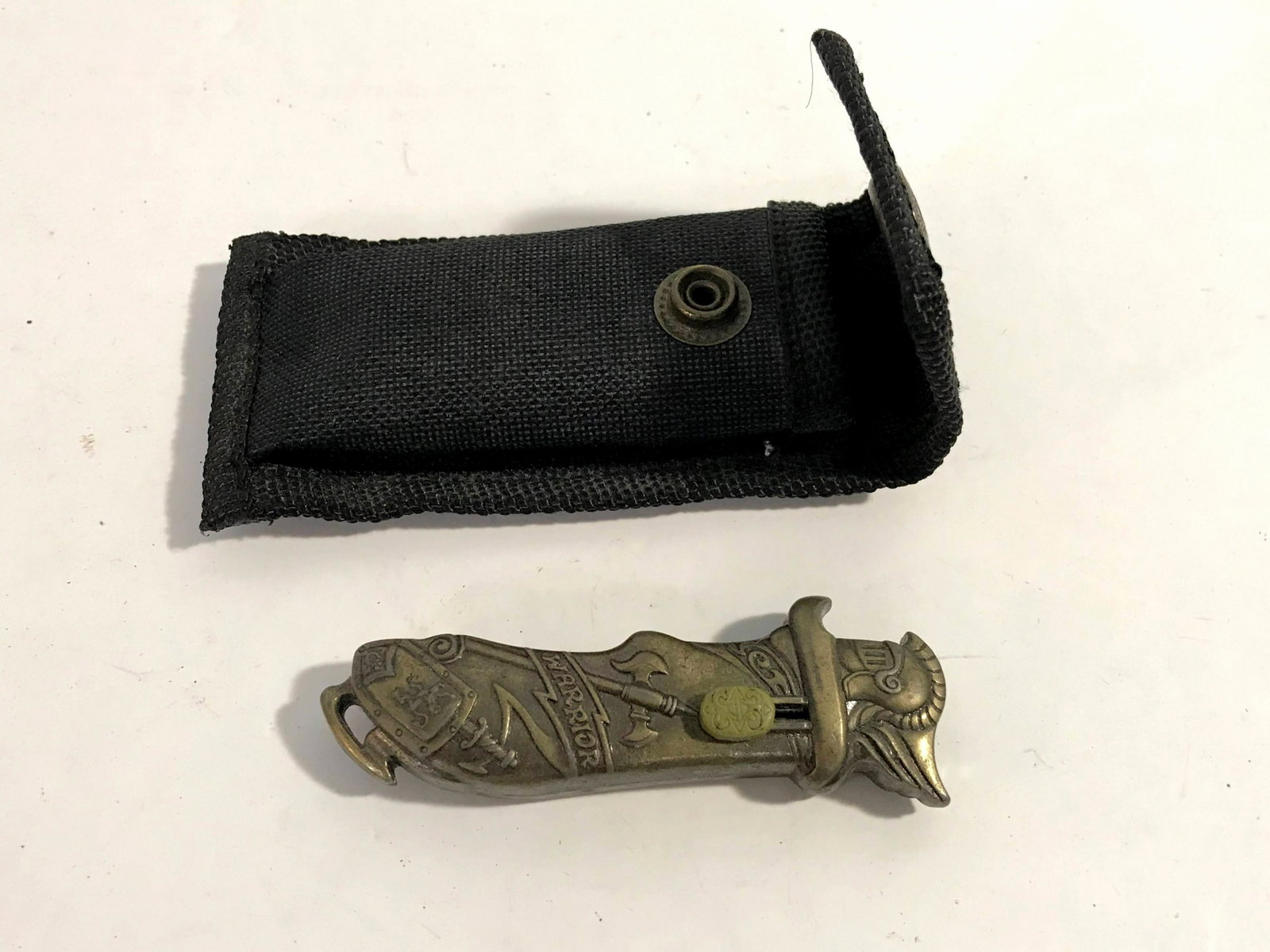 Vintage Eagle AR-102 Classical Spring Assisted Knife: Vintage Eagle AR-102 Classical Spring Assisted Knife works great!!! Please view all photos as they are part of the description and condition of this Item, Feel free to contact me with questions or pic