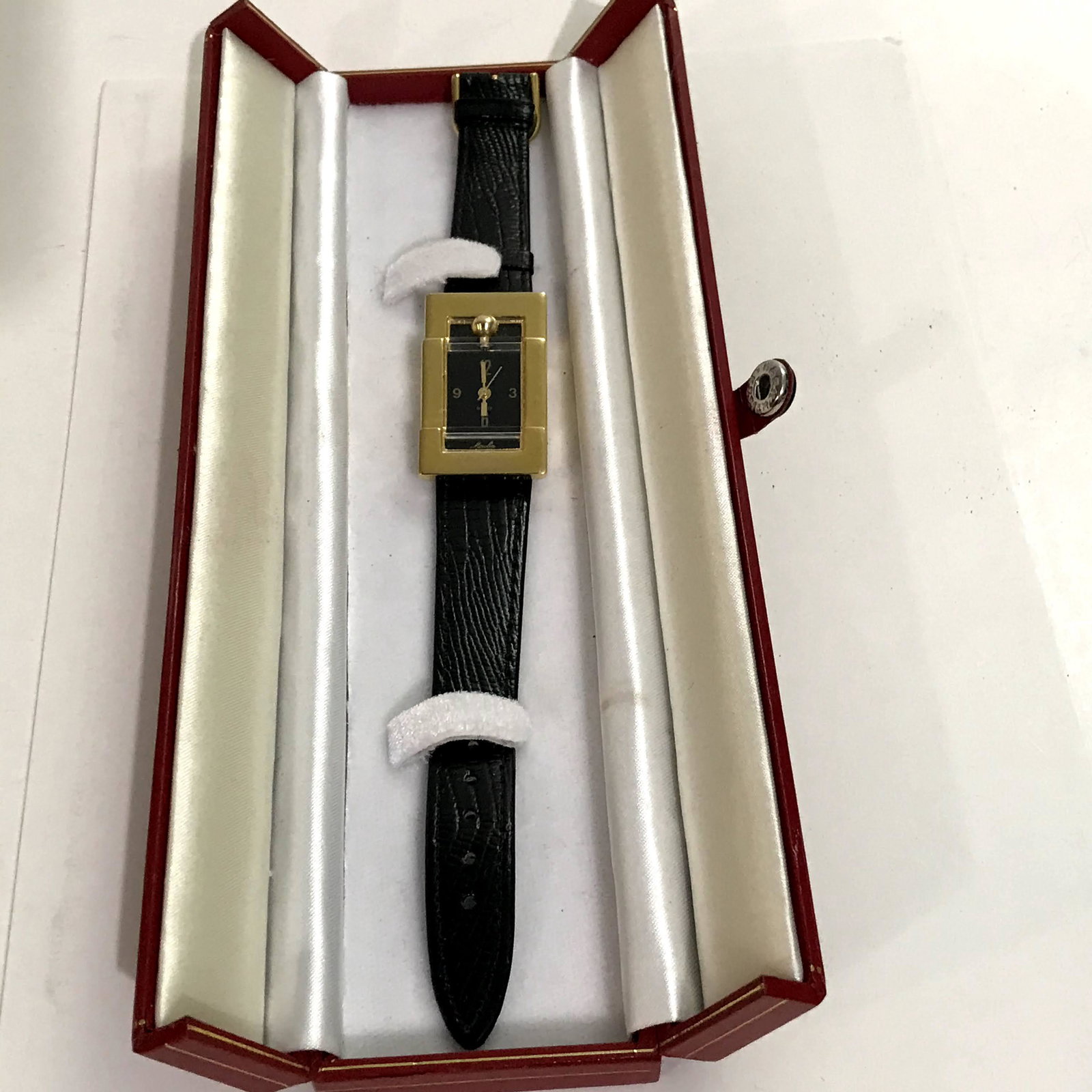 Moulin Collezioni NII 9131 Stainless Steel: Moulin Collezioni NII 9131 Stainless Steel WomanÃƒÂƒÃ‚ÂƒÃƒÂ‚Ã‚Â¢ÃƒÂƒÃ‚Â‚ÃƒÂ‚Ã‚Â€ÃƒÂƒÃ‚Â‚ÃƒÂ‚Ã‚Â™s Watch unusual shape works Please view all