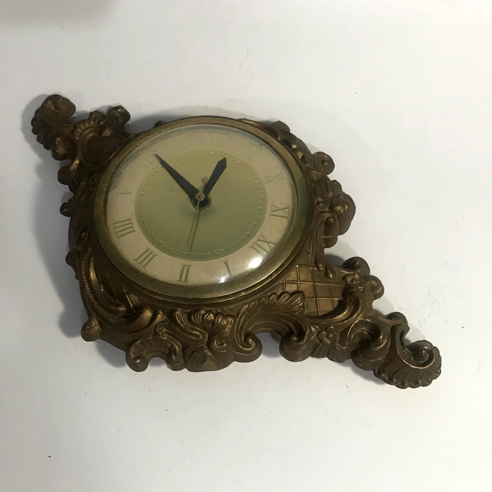 Vintage United Electric Clock Gold Tone Hollywood: Vintage United Electric Clock Gold Tone Hollywood Regency Model 84 needs a Cord Please view all photos as they are part of the description and condition of this Item, Feel free to contact me with ques