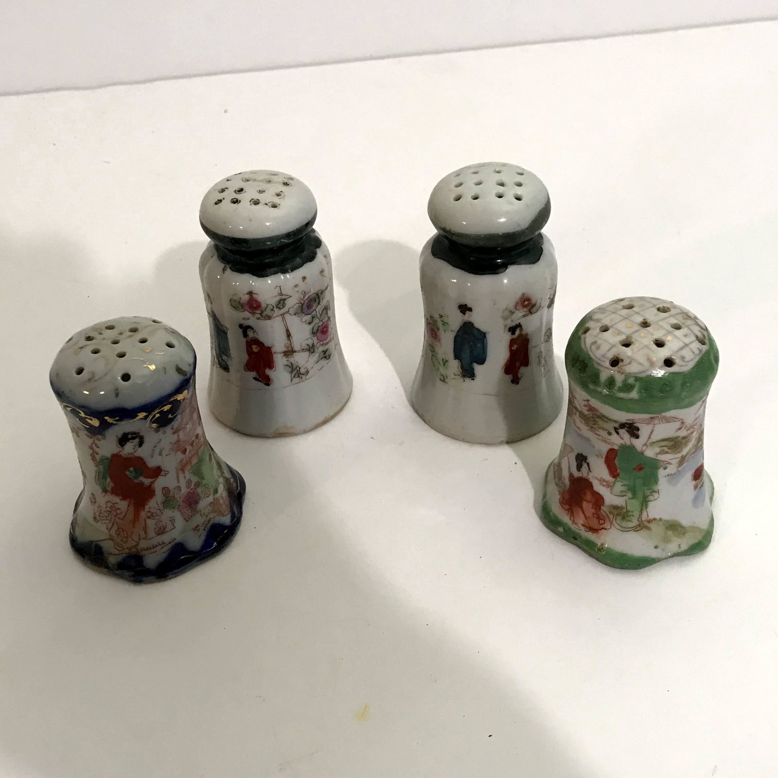 Lot of 4 Vintage Salt & Pepper Shakers, Antique Japan: Lot of 4 Vintage Salt & Pepper Shakers, Antique Japan Sceneri no plugs Please view all photos as they are part of the description and condition of this Item, Feel free to contact me with questions or