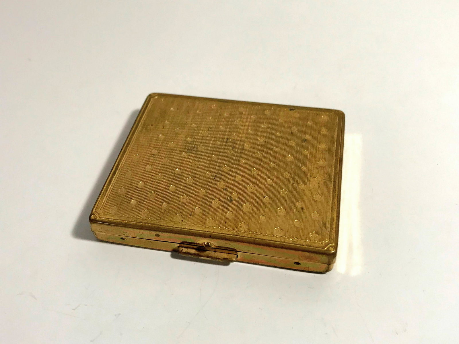 Vintage Elizabeth Arden Goldtone Powder Compact 2 1/2 x: Vintage Elizabeth Arden Goldtone Powder Compact 2 1/2 x 2 1/4" Please view all photos as they are part of the description and condition of this Item, Feel free to contact me with questions or picture 