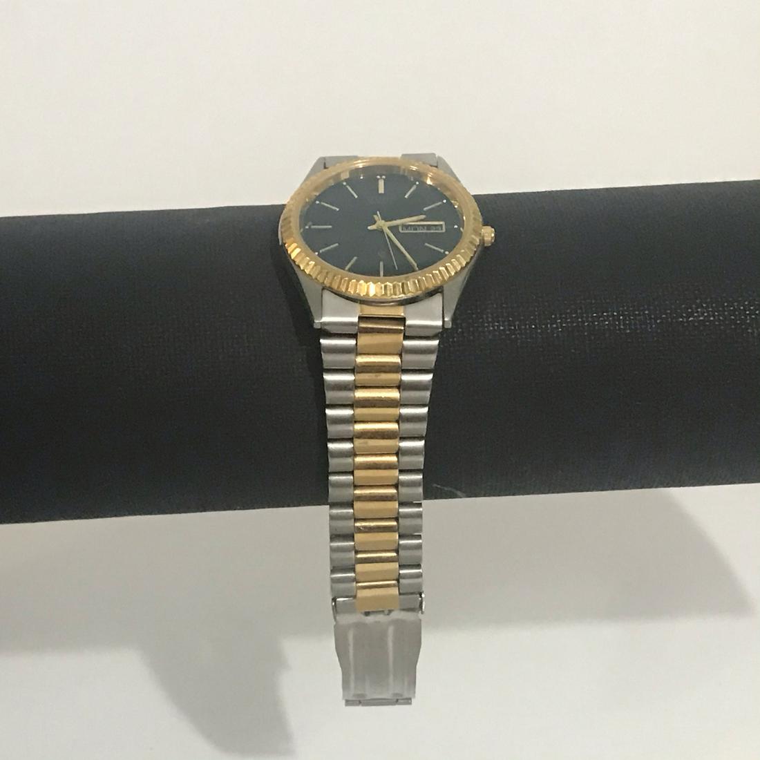 Citizen Quartz Gold Stainless Steel Black Dial Men's: Citizen Quartz Gold Stainless Steel Black Dial Men's Watch Works Please view all photos as they are part of the description and condition of this Item, Feel free to contact me with questions or pictur