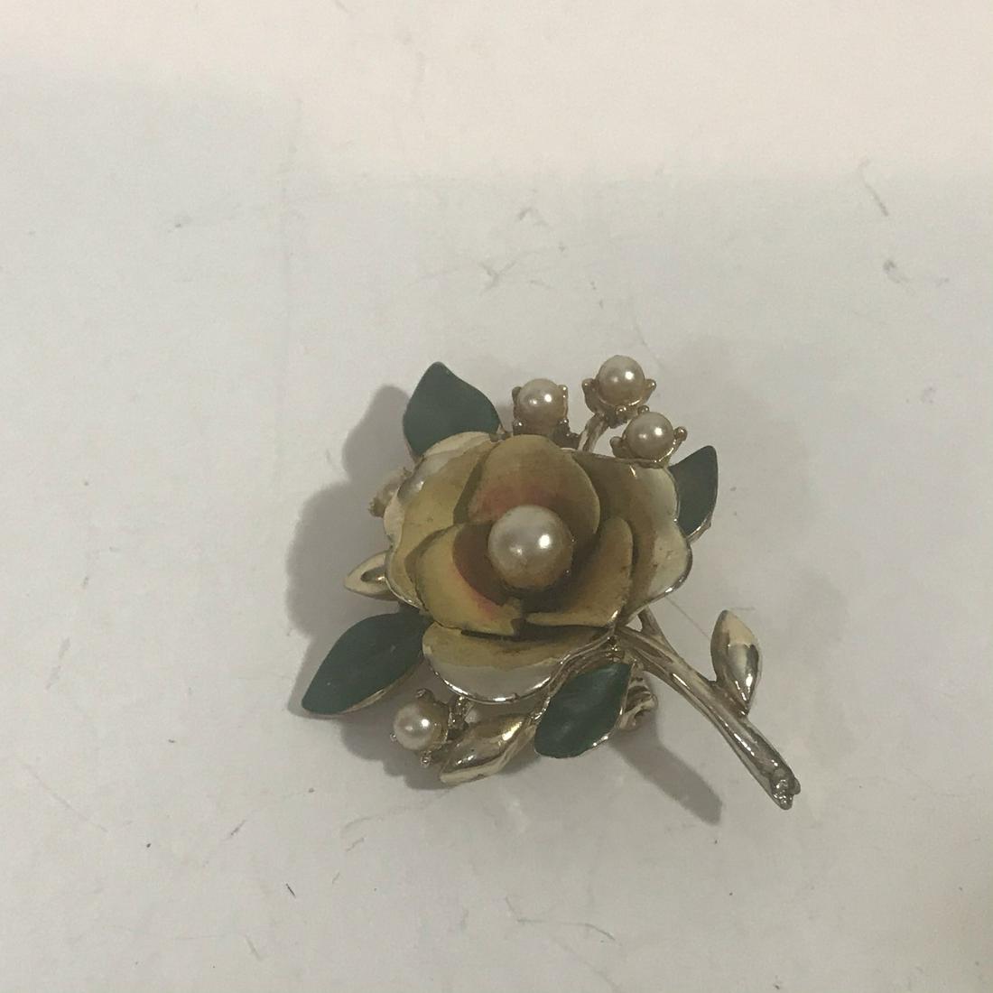 Beautiful Vintage Coro Flower Pearl Brooch: Beautiful Vintage Coro Flower Pearl Brooch Please view all photos as they are part of the description and condition of this Item, Feel free to contact me with questions or picture requests Used Item A