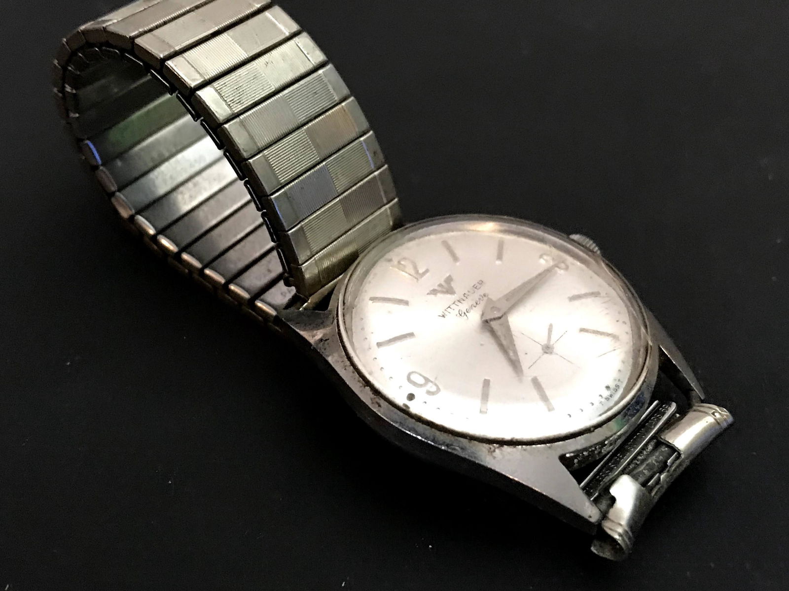 Vintage Wittnauer Geneve Manual Watch: Vintage Wittnauer Geneve Manual Watch Silver Tone Works Great !! Please view all photos as they are part of the description and condition of this Item, Feel free to contact me with questions or pictur
