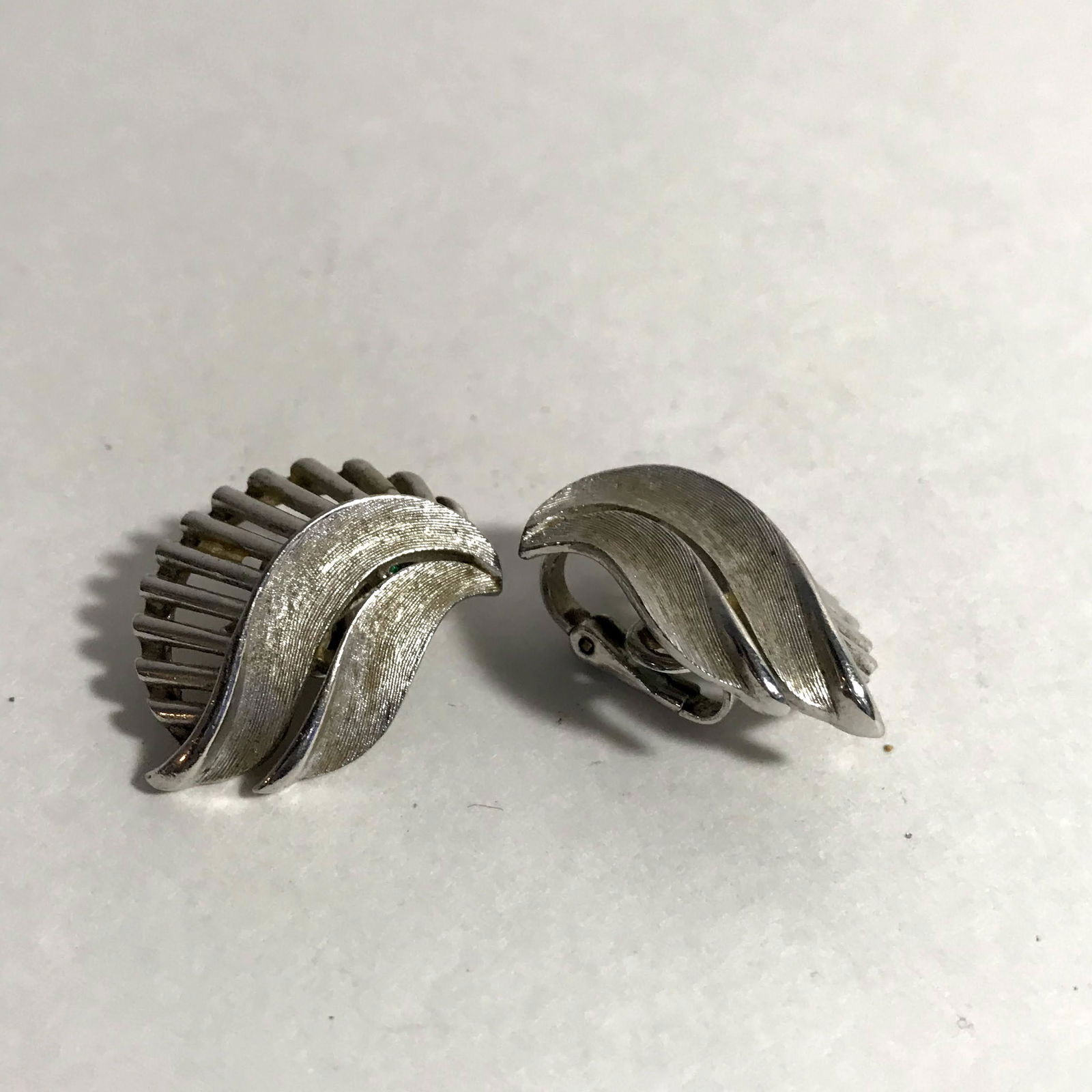 Vintage Trifari Silver Tone Earrings Clip On: Vintage Trifari Silver Tone Earrings Clip On Please view all photos as they are part of the description and condition of this Item, Feel free to contact me with questions or picture requests! Used Ite