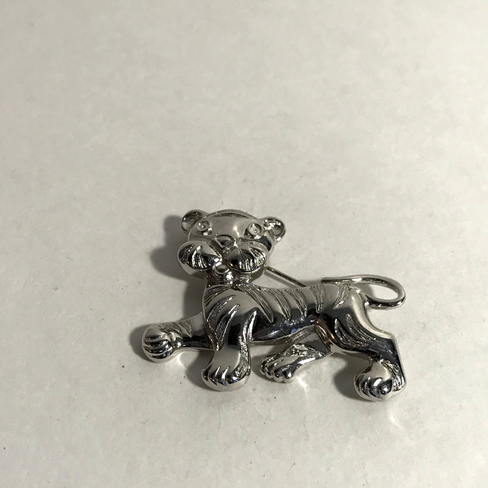 Signed Monet Silver Tone Cat Strutting Proudly Pin: Signed Monet Silver Tone Cat Sitting Proudly Pin Brooch Please view all photos as they are part of the description and condition of this Item, Feel free to contact me with questions or picture request