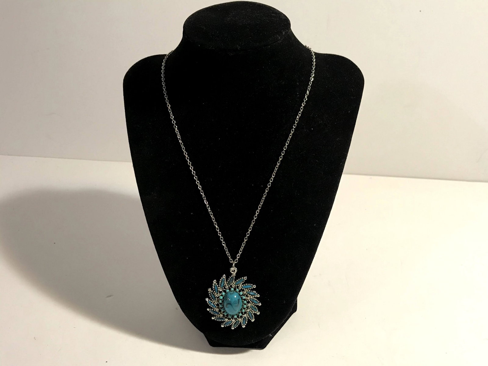 old turqouise neclace custume necklace nice!!! 18": old turqouise neclace custume necklace nice!!! 18" Please view all photos as they are part of the description and condition of this Item, Feel free to contact me with questions or picture requests!.Us
