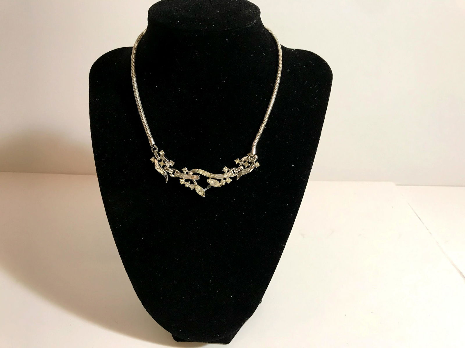 Signed Vintage TRIFARI Clear Rhinestone Necklace: Signed Vintage TRIFARI Clear Rhinestone Necklace Please view all photos as they are part of the description and condition of this Item, Feel free to contact me with questions or picture requests Used