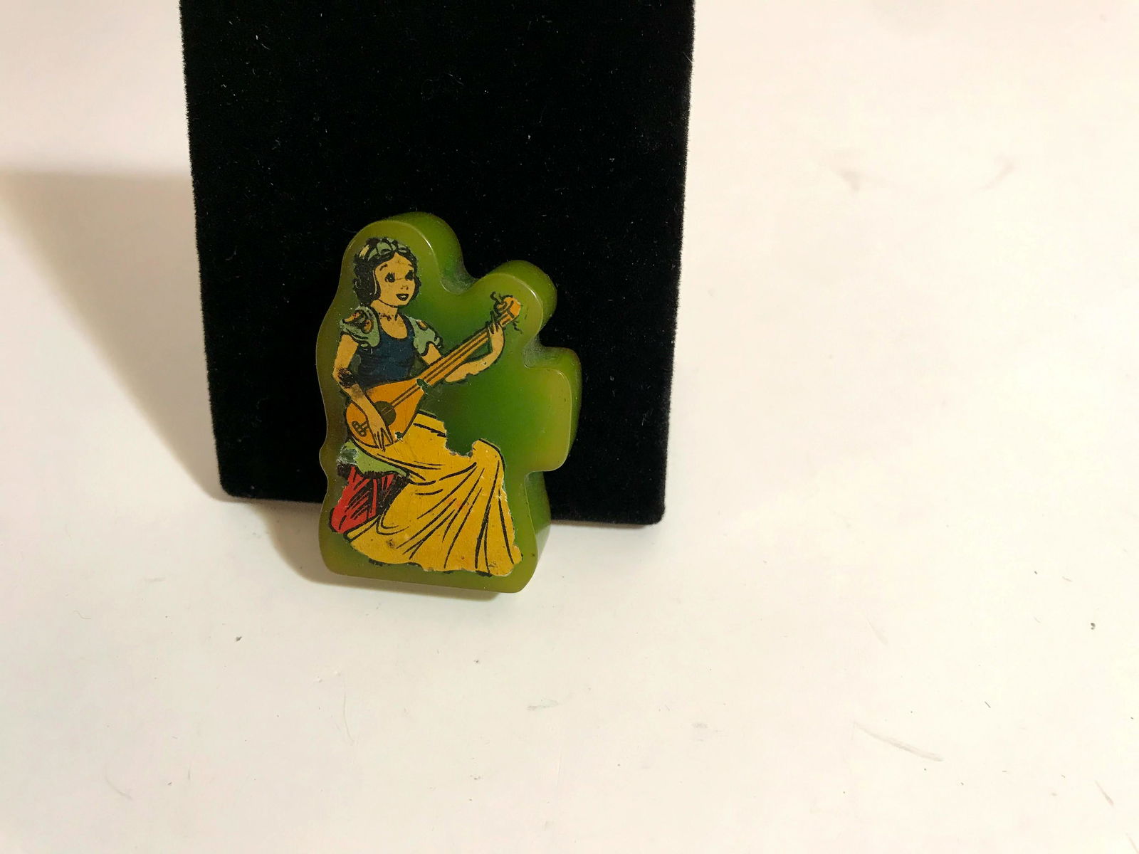 Vintage Snow White Bakelite Pencil Sharpener: Vintage Snow White Green Bakelite Pencil Sharpener 1930s Very Nice! Please view all photos as they are part of the description and condition of this Item, Feel free to contact me with questions or pic