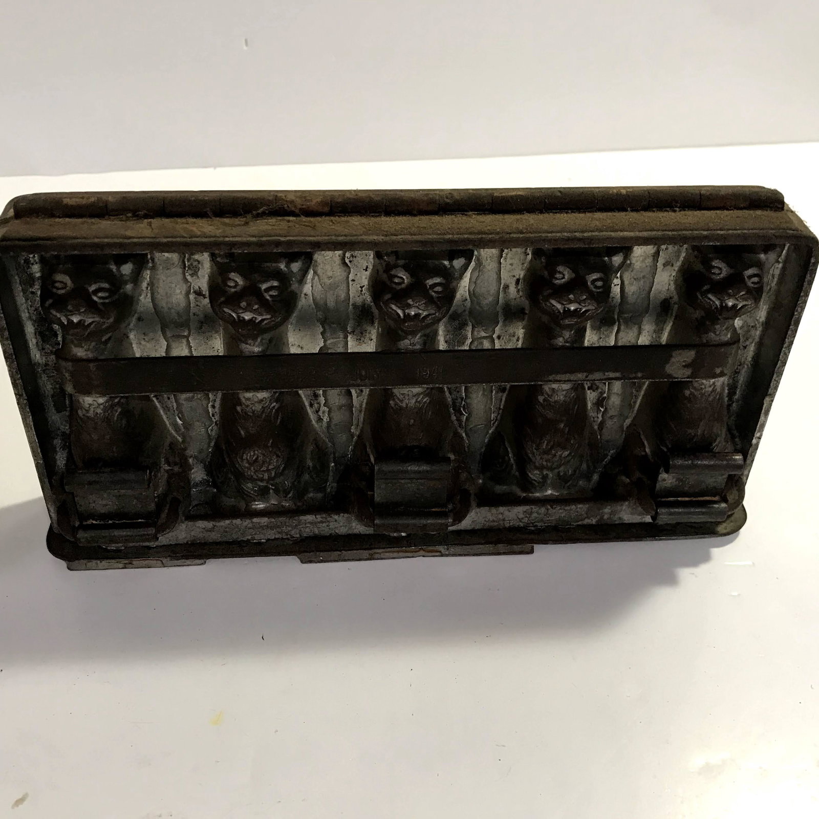 Vintage Klip Aluminum Chocolate 3D Kitten 5 Five Cat: Vintage Klip Aluminum Chocolate 3D Kitten 5 Five Cat Mold Old Please view all photos as they are part of the description and condition of this Item, Feel free to contact me with questions or picture r