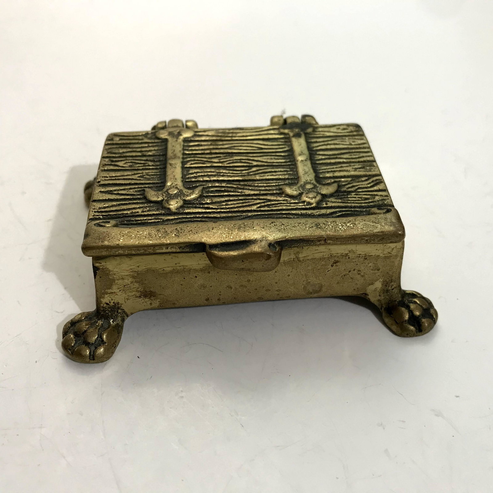 Vintage Brass Trinket Box 2 1/2 x 2: Vintage Brass Trinket Box 2 1/2 x 2 Please view all photos as they are part of the description and condition of this Item, Feel free to contact me with questions or picture requests Used Item AS IS