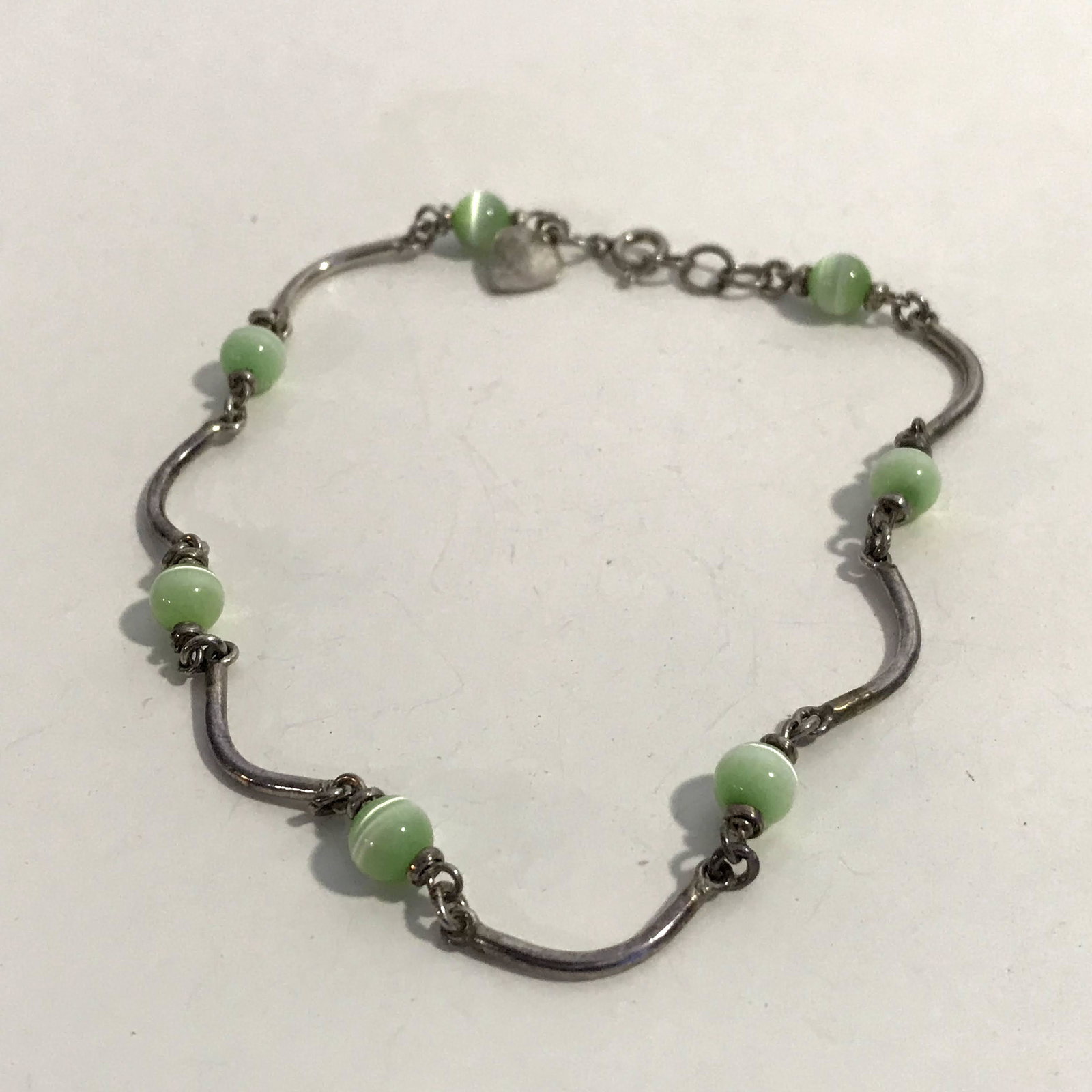 Vintage Sterling Silver green beaded Bracelet: Vintage Sterling Silver green beaded Bracelet Please view all photos as they are part of the description and condition of this Item, Feel free to contact me with questions or picture requests Used Ite