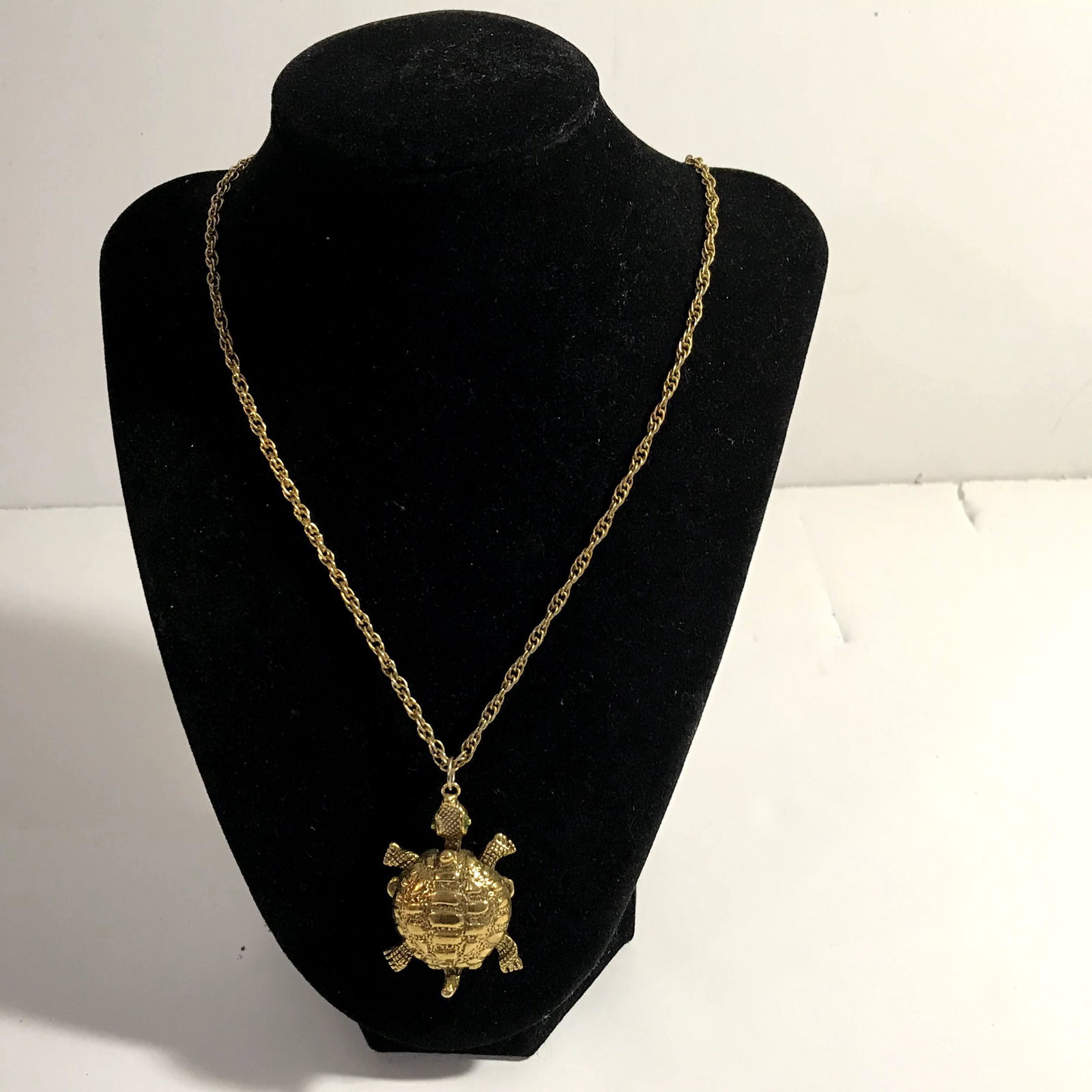 Vintage Turtle Necklace Locket Goldtone 23": Vintage Turtle Necklace Locket Goldtone 23" Please view all photos as they are part of the description and condition of this Item, Feel free to contact me with questions or picture requests! Used Item