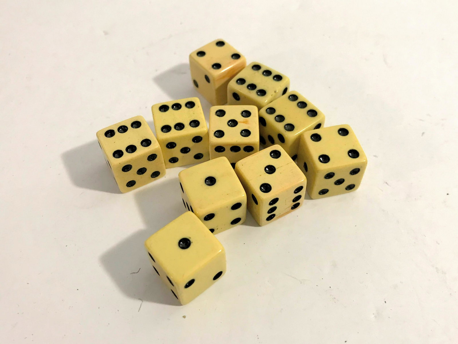 Lot of Ten Old Vintage Bakelite Dice: Lot of Ten Old Vintage Bakelite Dice Please view all photos as they are part of the description and condition of this Item, Feel free to contact me with questions or picture requests!. Used Item AS IS