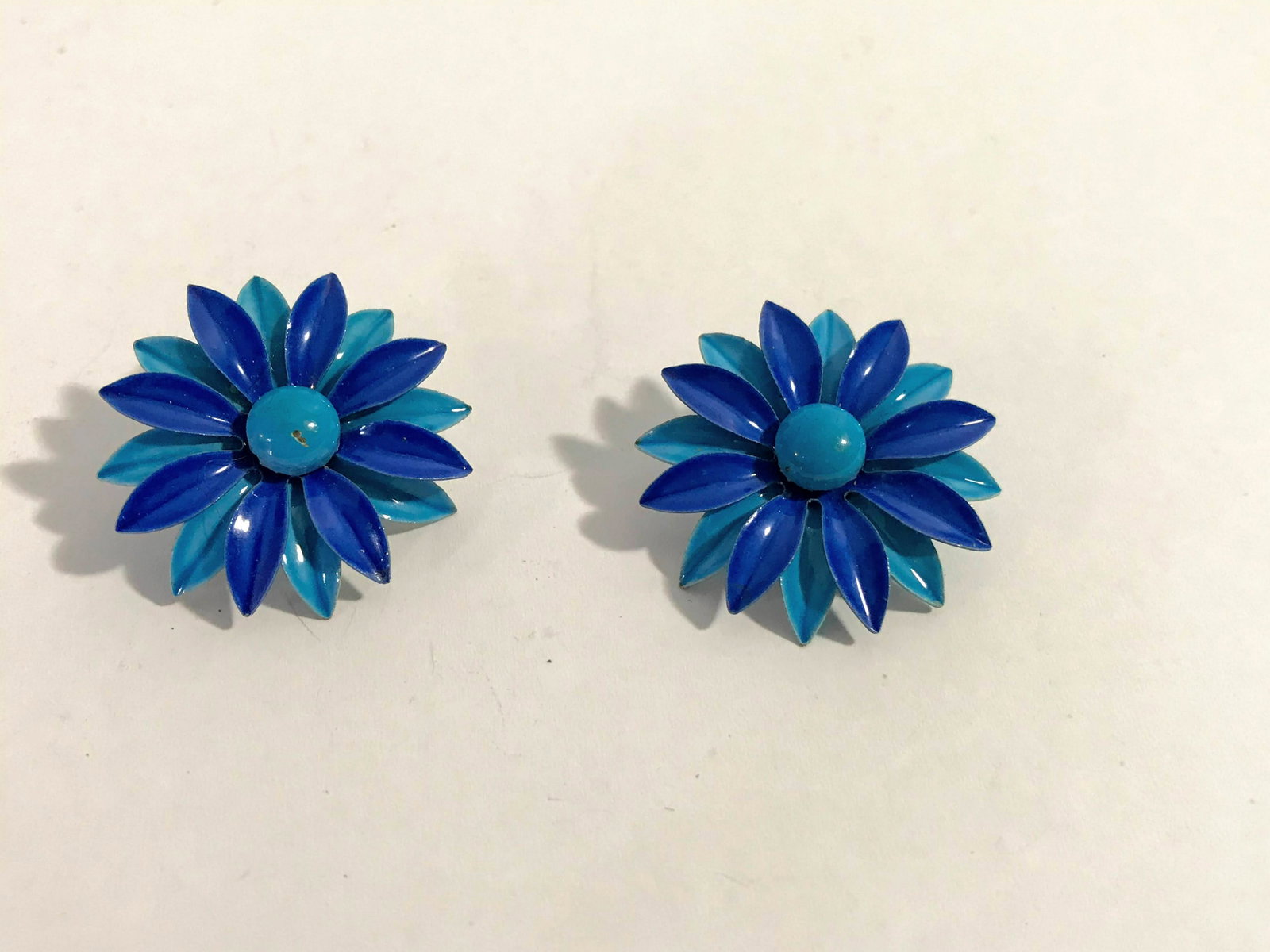Vintage Clip On Earrings Blue Flower Enamel Daisy: Vintage Clip On Earrings Blue Flower Enamel Daisy some enamel is missing on the center of one very small Please view all photos as they are part of the description and condition of this Item, Feel fre