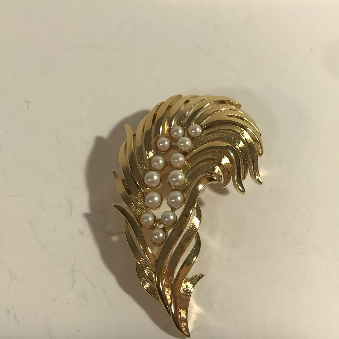 Vintage Goldtone Monet and Pearl Brooch: Vintage Goldtone Monet and Pearl Brooch Please view all photos as they are part of the description and condition of this Item, Feel free to contact me with questions or picture requests!. Used Item AS